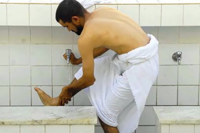 يغتسل ويتوضأ.