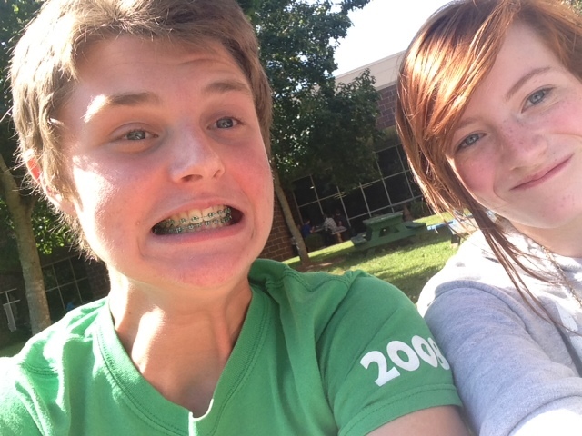 Pusieron frenillos en el año de 2013. Era verano y hacía un poco calor. La música de moda era electrónico.