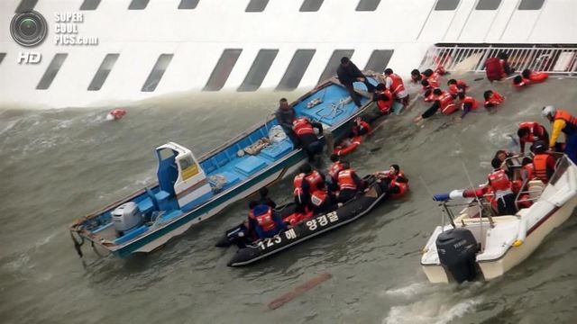 Множество пассажиров ждут эвакуации