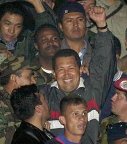 EL EJÉRCITO VENEZOLANO DEVUELVE EL PODER A CHÁVEZ 48 HORAS DESPUÉS DEL GOLPE