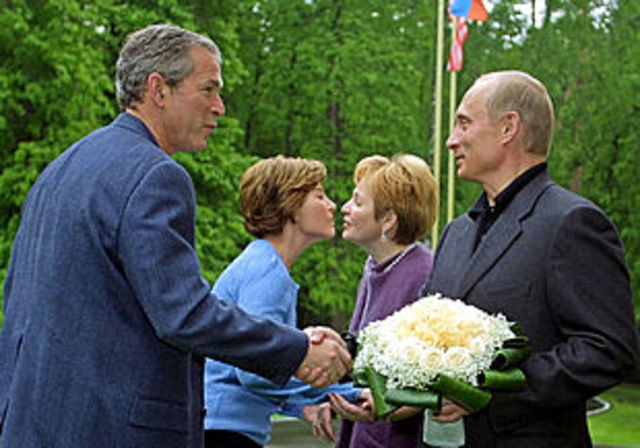 BUSH Y PUTIN FORJAN UNA RELACIÓN DE ALIADOS