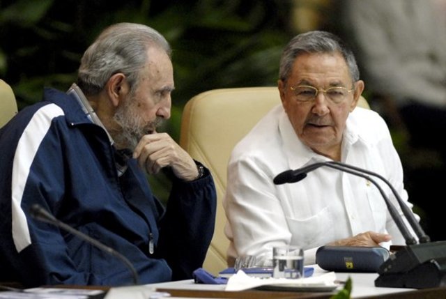 Fidel Castro cesa sus funciones como Secretario General del PCC