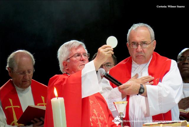 El 17 17 de agosto de 1958 se ordena como Sacerdote. El padre García-Herreros fue su padrino de ordenación.