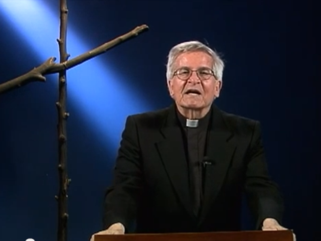 Desde 1967 participa, una vez por semana, en la presentación del programa diario de televisión “El Minuto de Dios”, labor que asumie permanentemente a fines de 1992.