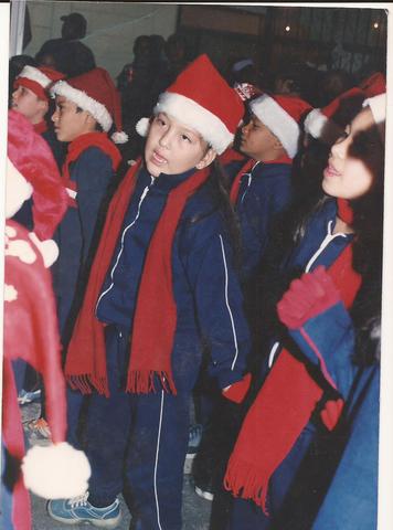 A los nueve años cantando con el grupo.