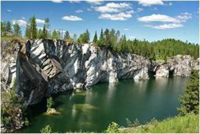 На бывшем блочном карьере новые хозяева варварским взрывным способом добыли несколько блоков, которые предназначались для реставрационных работ в Санкт-Петербурге.