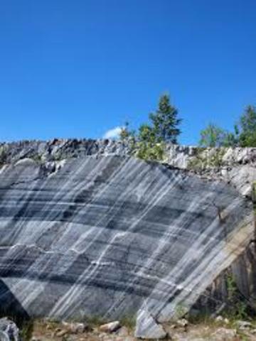 Какой мрамор выдержит питерский климат? Ответ на этот вопрос нашли школьники из Карелии из Петрозаводска. Авторы работы награждены Дипломом участника юношеских чтений им. В.И. Вернадского и специальным призом журнала «Наука и жизнь».