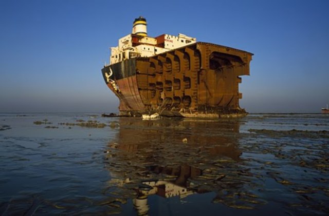 Ship breaking down
