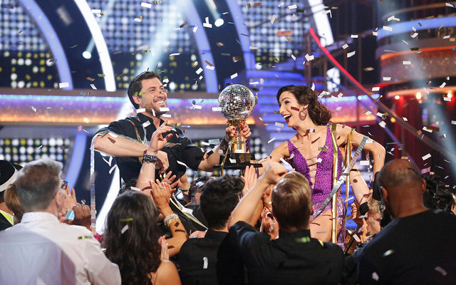 Meryl Davis wins dancing with the stars.