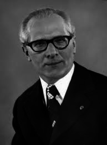 Erich Honecker hat Politiker Ulbricht abgelöst, dadurch entspannte sich teilweise die geistige, kulturelle und politische Lage in der DDR