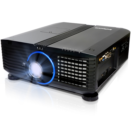 El projector y laptop on the way!!!  Ingresaron tímidamente a mi clase pero ya estaban  allí!!! Cables por ahí, cables por allá... Era difícil conectarlos!!!