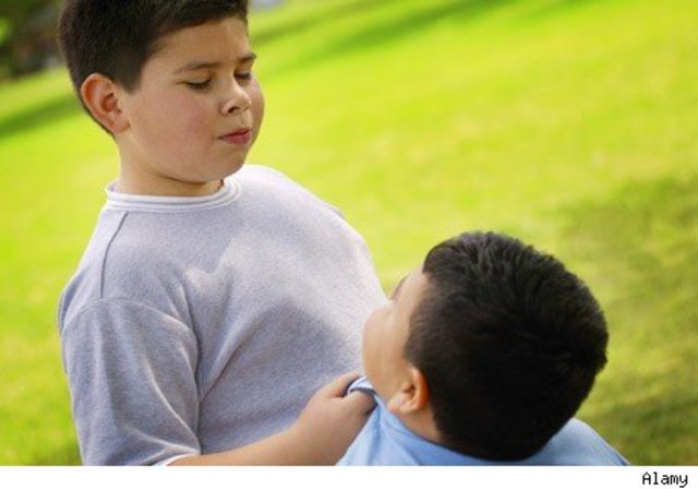 Se transmite a los niños y lo ejercen en la escuela