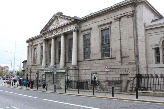 Empieza a trabajar en el Gate Theatre