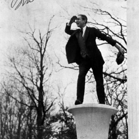 Walt se traslada a Hollywood