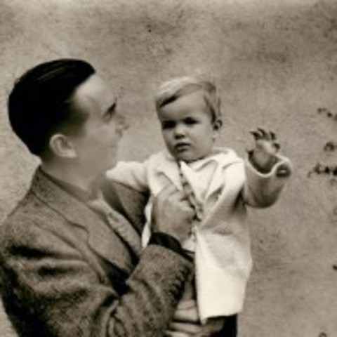 Nace su primera hija.