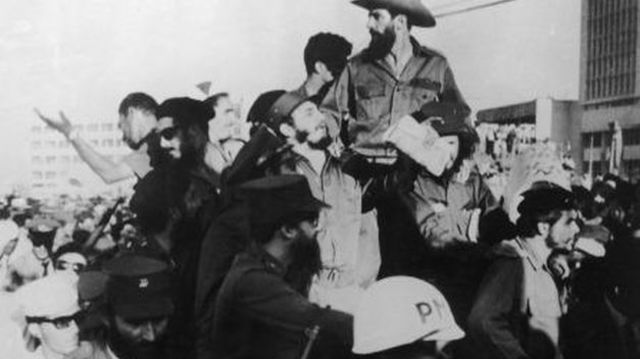 Entra en La Habana y derroca a Batista