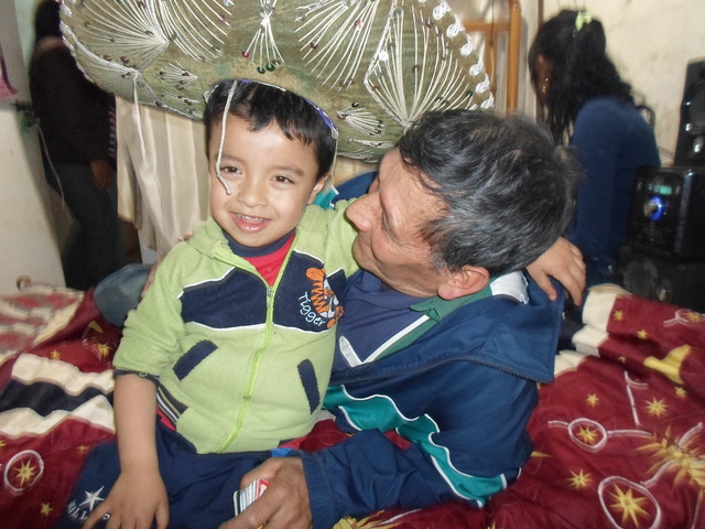 jugando con el abuelo paterno