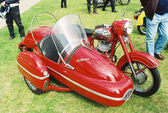Jawa 350 moto con sidecar.