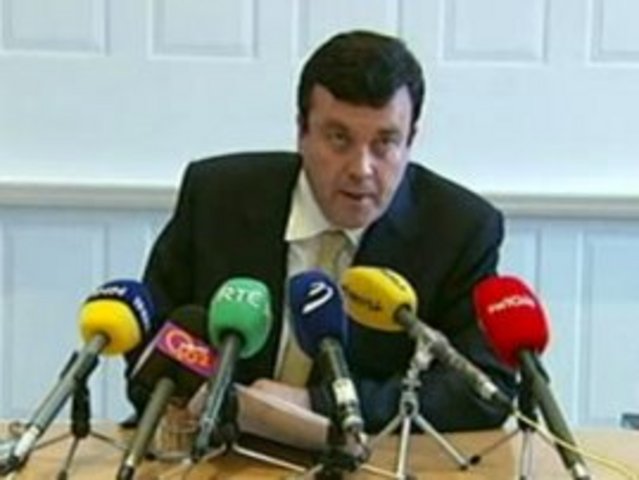 Gov't guarantees Irish banks' debts & deposits