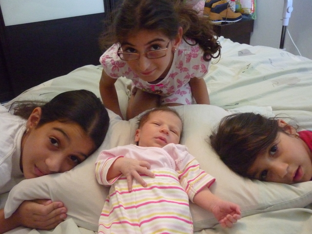 אחותי הקטנה נויה נולדה