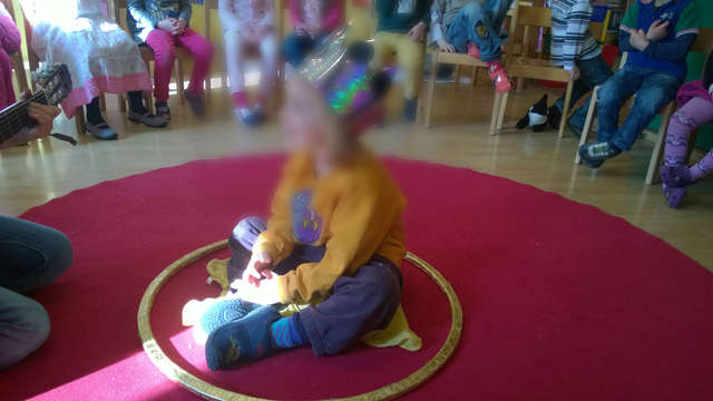 ΤΟ ΕΟΡΤΑΖΩΝ ΠΑΙΔΙ ΣΤΕΦΕΤΑΙ ΒΑΣΙΛΙΑΣ Η ΒΑΣΙΛΙΣΣΑ