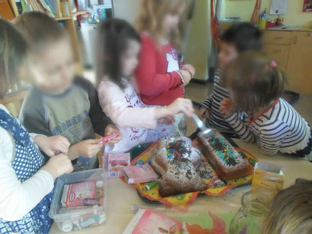 ΣΤΟΛΙΣΜΟΣ ΚΑΙ ΔΙΑΚΟΣΜΗΣΗ ΤΟΥΡΤΑΣ ΑΠΟ ΤΑ ΙΔΙΑ ΤΑ ΠΑΙΔΙΑ