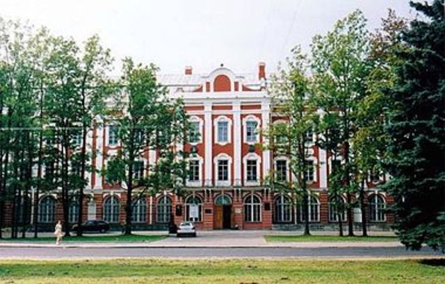 Enrolls in Petrograd State University