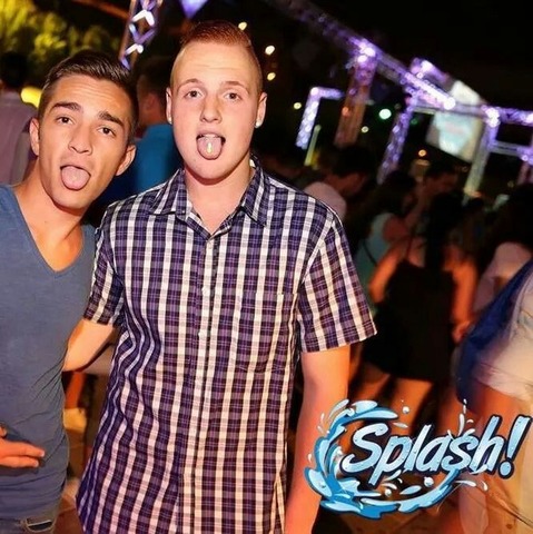 Me voi Mas de Fiesta por la noche