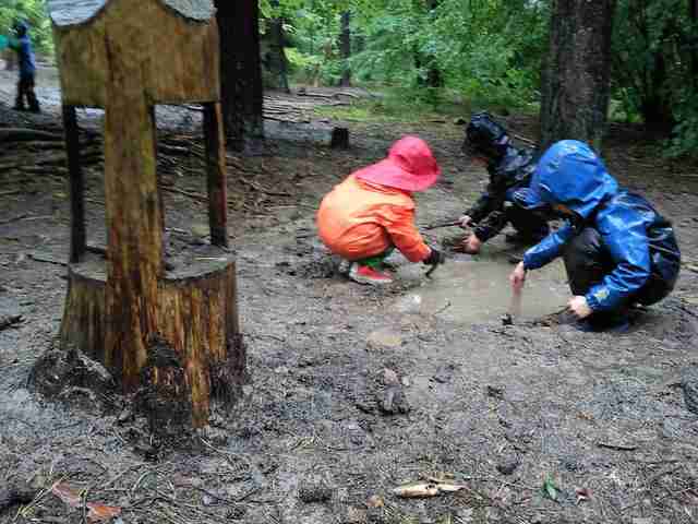 ΠΑΙΖΟΝΤΑΣ ΜΕ ΤΗ ΛΑΣΠΗ ΣΤΗΝ ΑΥΛΗ