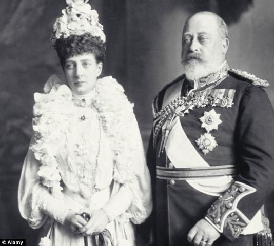 Edward VII dies and is succeeded by George V