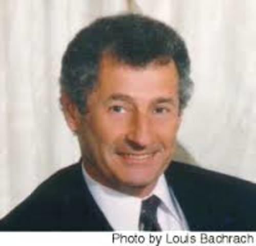 Leonard Kleinrock publicó desde el MIT el primer documento sobre la teoría de conmutación de paquetes