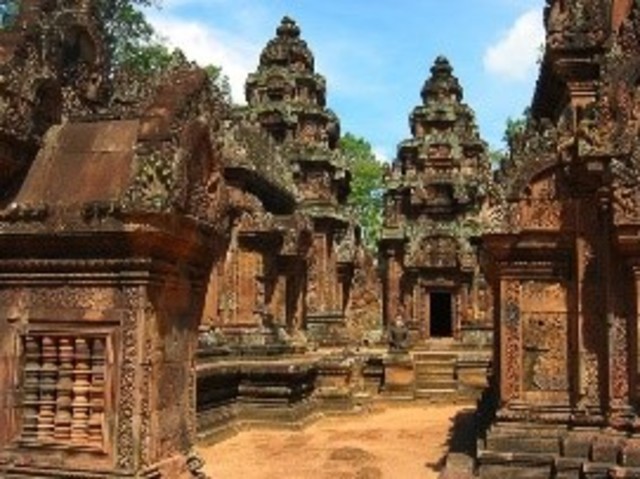 Rajendravarman builds Banteay Srei Temple