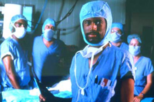 Ben inicia  a trabajar a un hospital como neurocirujano