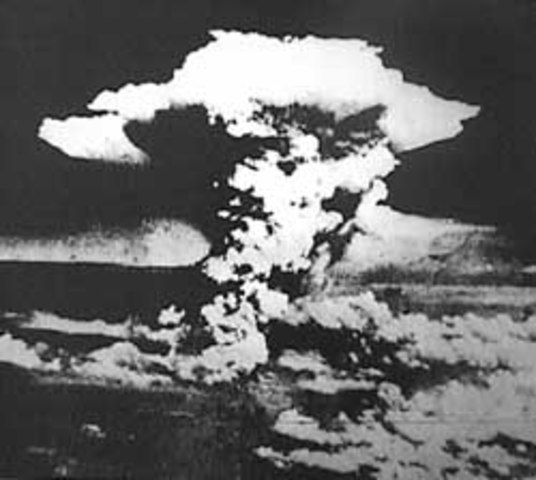 United States drops atomic bom on Hiroshima