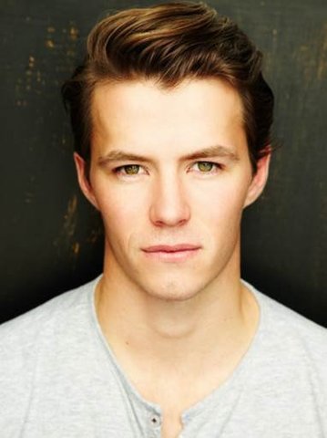 Nosotros veimos Lily Collins con su novio nuevo. Ella le gusta a el. No han sido novios por mucho tiempo.