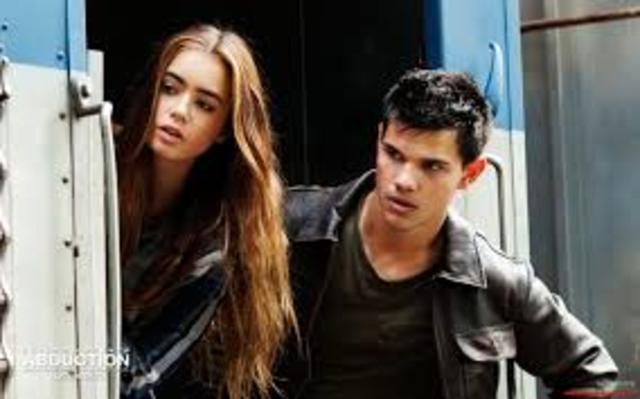 Lily Collins actuò en la pelicula Abduction con el famoso Taylor Lautner. Este pelicula fue un gran oportunidad for ella. Este pelicula la hizp famosa y hizo mas oportunidades por ella.