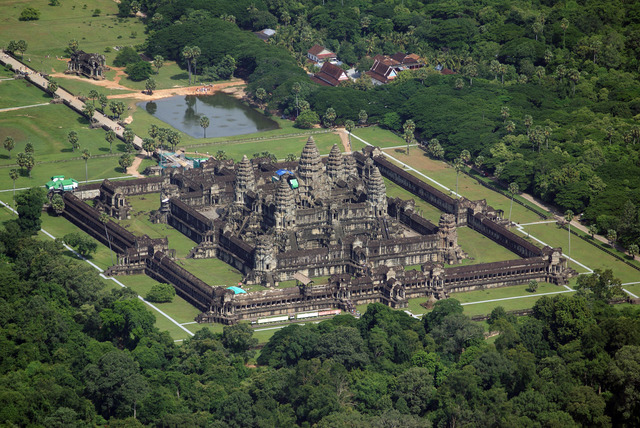 Khmers abandon Angkor wat