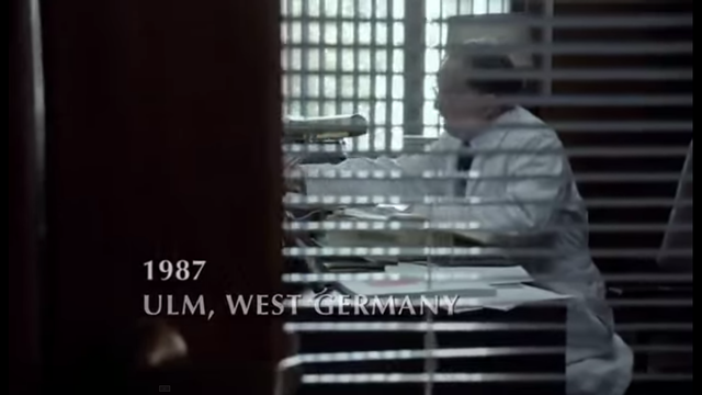 Ben es invitado a ULM, West Germany a examinar dos siameses para operar