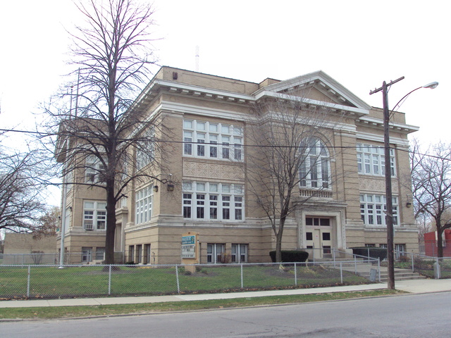 recive un diploma de mejor estudiante y cambia de escuela