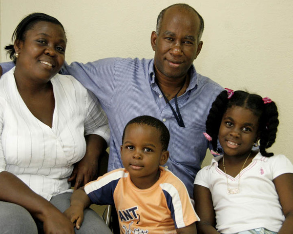 Tiene Familia y una carrera profesional.