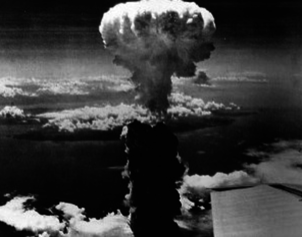 atom-bombe over Hiroshima