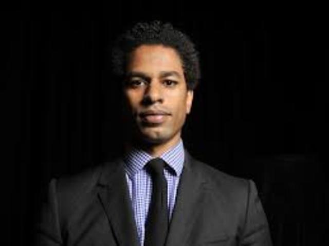 Ben ingresa a la universidad y estudia medicina.