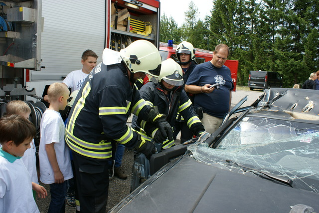 ΤΑ ΠΑΙΔΙΑ ΠΑΡΑΚΟΛΟΥΘΟΥΝ ΜΙΑ ΔΙΑΣΩΣΗ