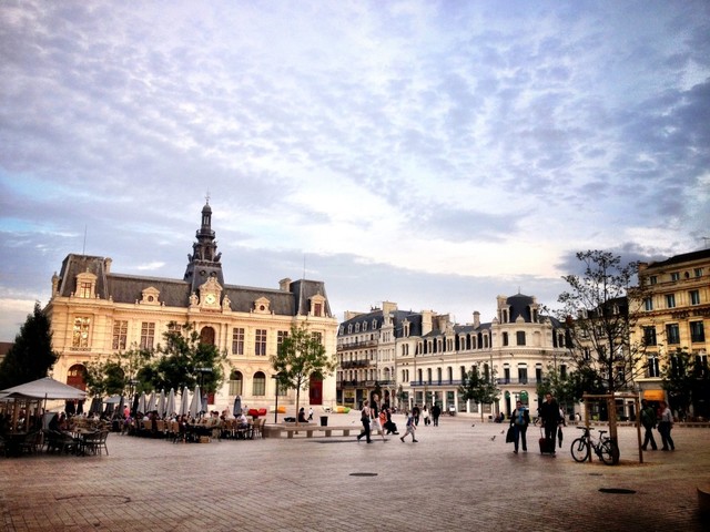 Nace en Poitiers, Francia