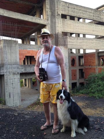 Empieza su recorrido por América Latina con distintas misiones de formación e investigación en Venezuela, Colombia, Guatemala, México, Brasil y Argentina.