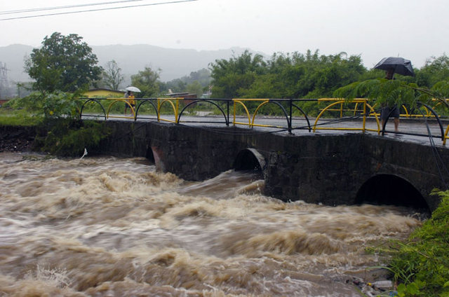 Deslizamento de terra quase atinge uma casa