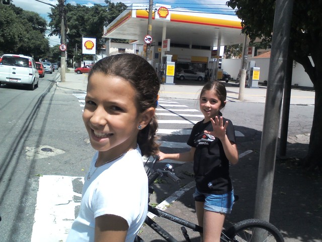 Eu com uma amiga especial na ciclo faixa. Nós duas gostamos muito de andar de bicicleta. ( Laura)