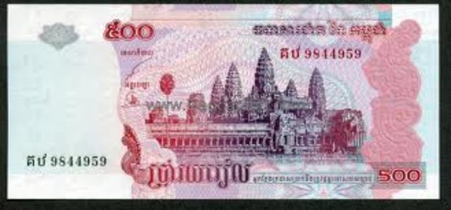 1177 The war between Khmer and the Chams begins