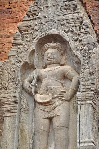 Yasovarman I becomes king