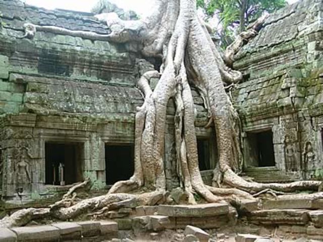 Khmers abandon Angkor